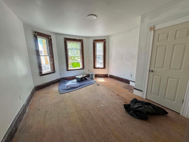 Photo - 454 E 6th St