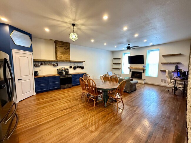 Photo - 201 N Kansas Ave