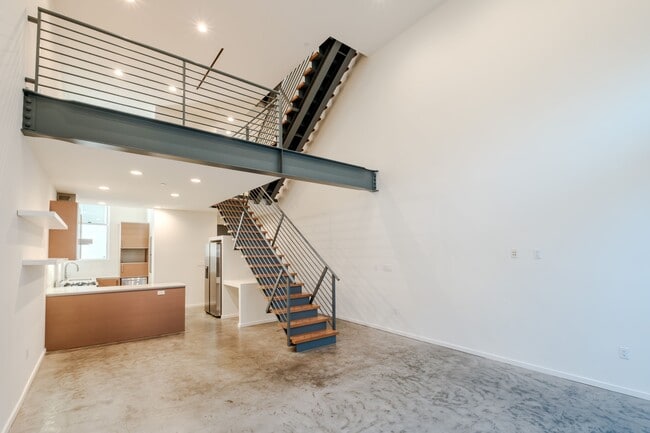 Building Photo - 1220 N Orange Grove Ave Rental