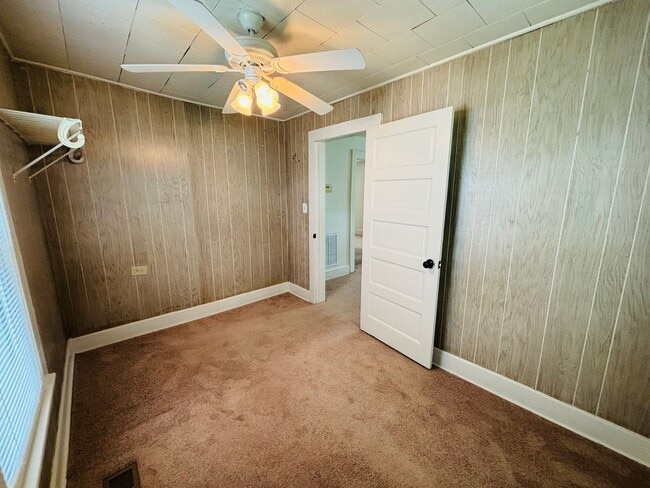 Photo - 116 Lester St NE