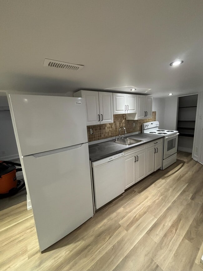 Photo - 329 Christina St N Unit Lower