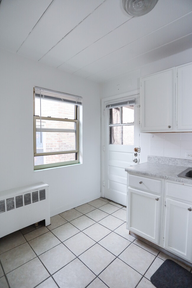 5649 N Christiana Ave Unit 3E