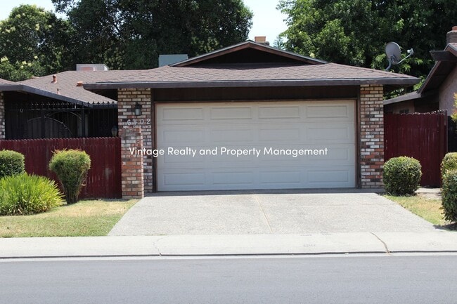 Photo - Updated 2 Bedroom Duplex Ready To Go!!! House