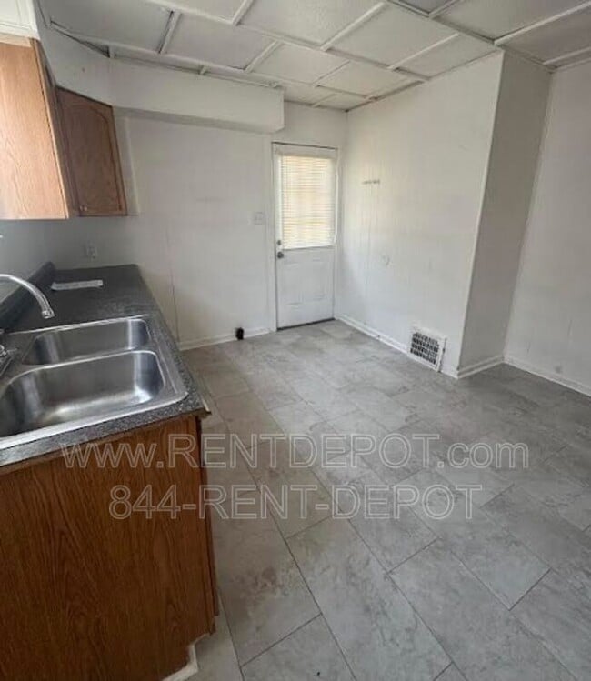 Photo - 416 E Riverside Dr