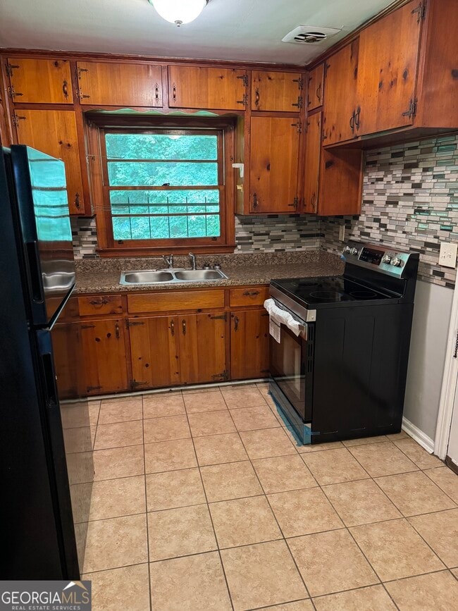 Photo - 2164 Pemberton Rd SW