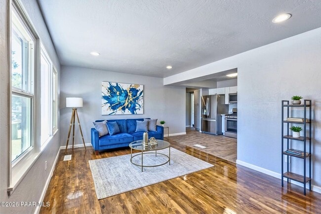 Photo - 844 Flora St