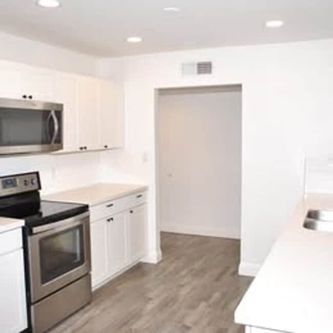 Photo - 3 BEDROOM 2 BATHS WITH A POOL FREE RENT W/ APPROVED CREDIT