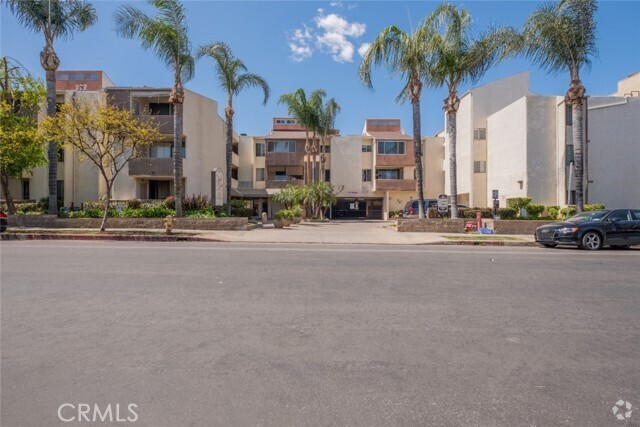 Building Photo - 5325 Newcastle Ave Unit 203 Rental