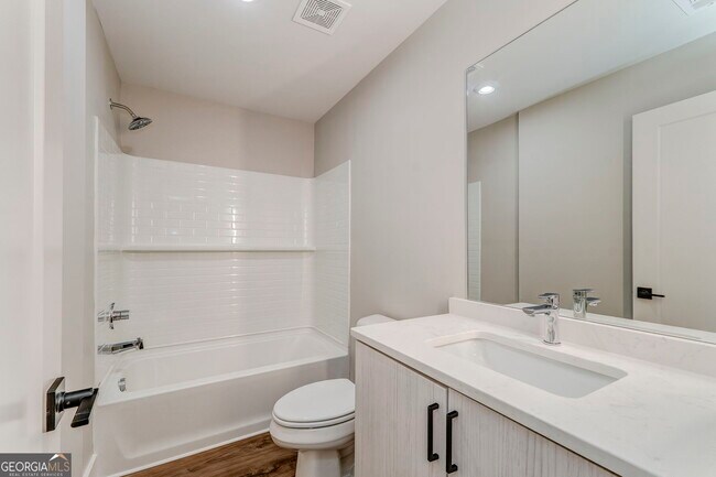 Photo - 109 Chateau Dr SE