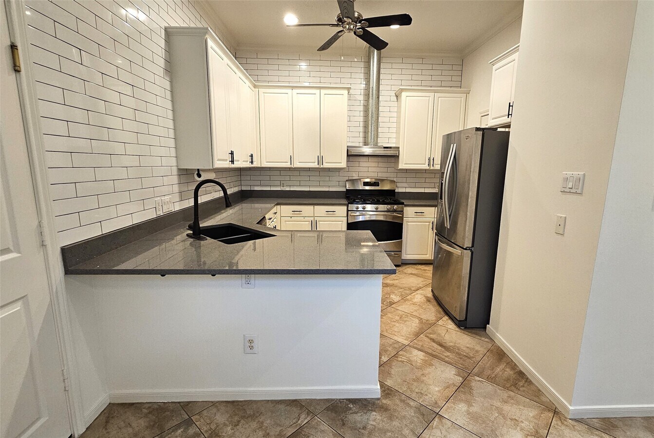 Photo - 305 Reinicke St