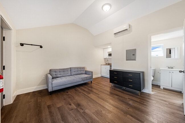 Building Photo - The Blvd Unit 4 Rental