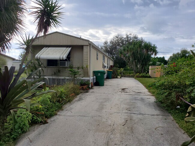 Building Photo - 15483 Lime Dr