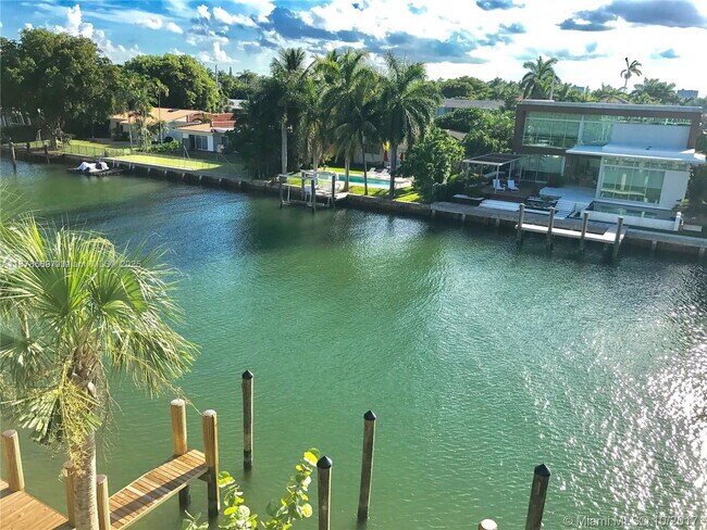 Building Photo - 9940 W Bay Harbor Dr Unit 4DN