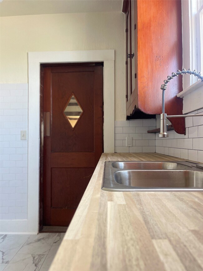 Photo - 1402 Winnie St