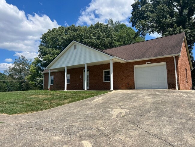 Photo - Stunning One Level Home located in central Johnson City!  <10 min drive to ETSU/VA Hospital/Hospi...