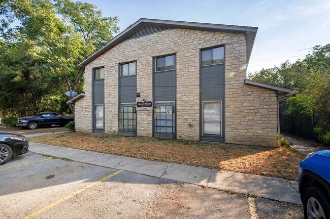 Charming 2-Story Townhouse Apartment in Lo... - Charming 2-Story Townhouse Apartment in Lo... Unit D