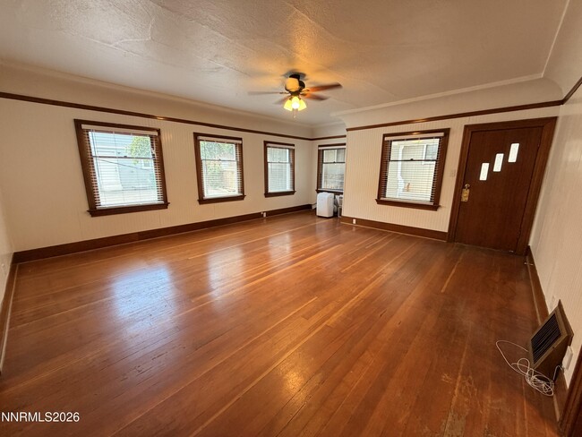 Photo - 319 Thoma St