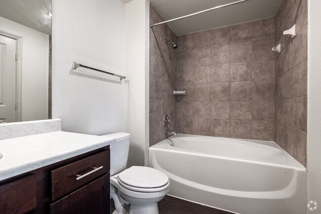 1BR, 1BA - 720SF - Bathroom