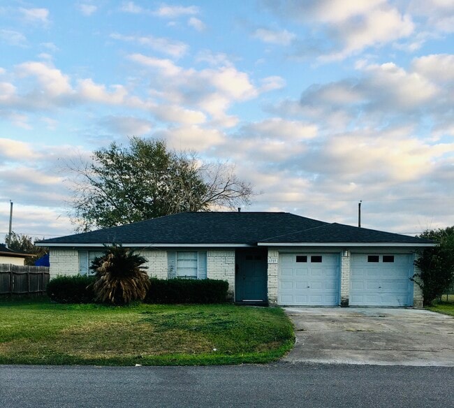 Photo - 1727 Junker St