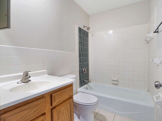 Photo - 3 Bed 2 Bath Corner Unit Townhome in Apple...