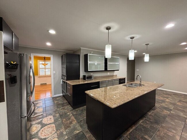 Photo - 5327 Chantilly Ln