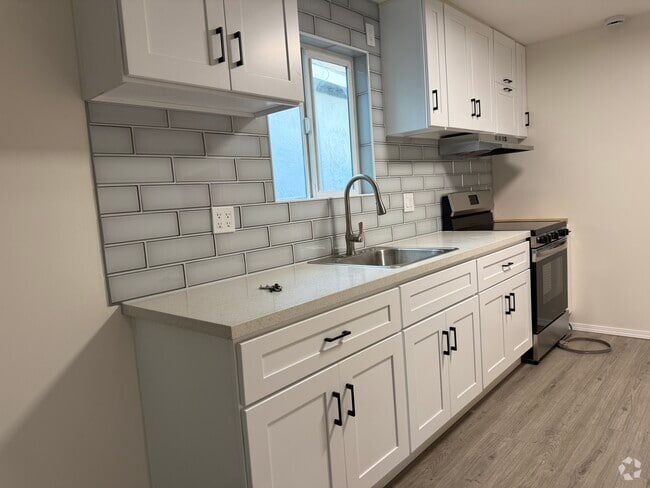 Building Photo - 148 E 15th St Rental