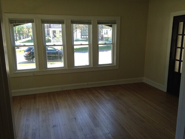 Photo - 1830-32 E Kenwood Blvd Unit Lower 1832