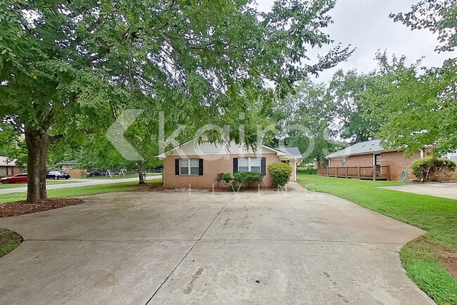 Building Photo - 305 Deer Park Dr Rental