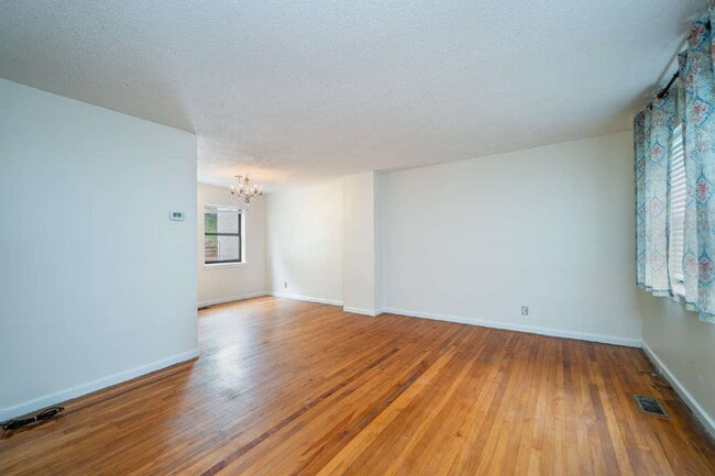 Photo - Charming 2-Bed Condo with Hardwood Floors in Vibrant Asheville Unidad M3
