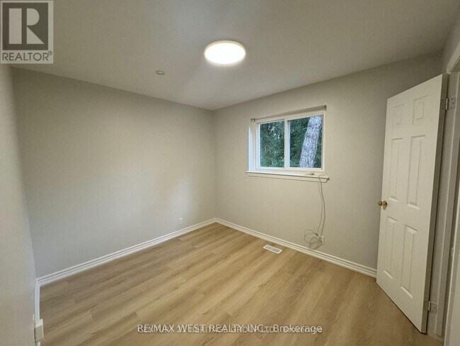 Photo - 22 Axsmith Crescent