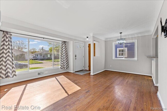 Photo - 28425 Alger St