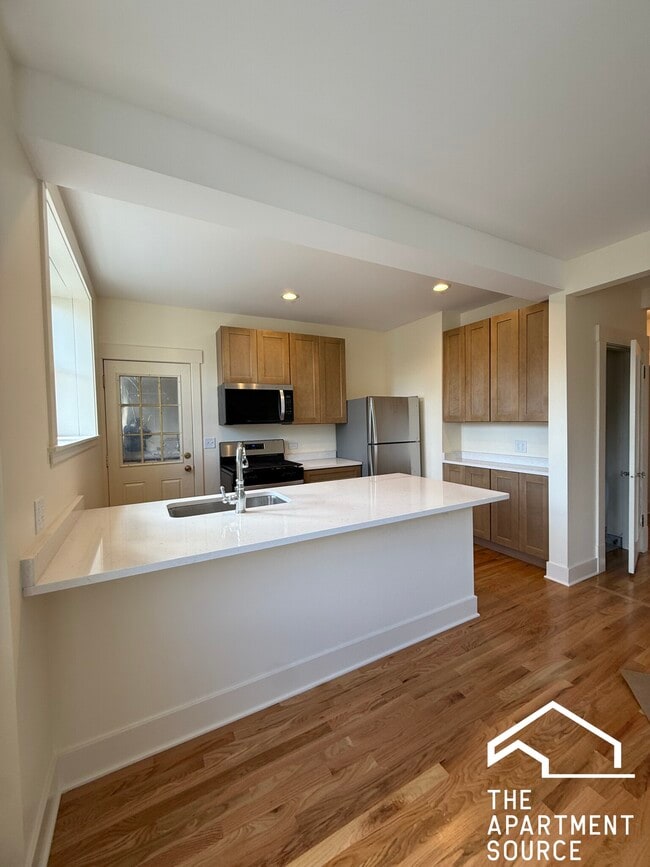 Building Photo - 3349 W Balmoral Ave Unit 2R Rental