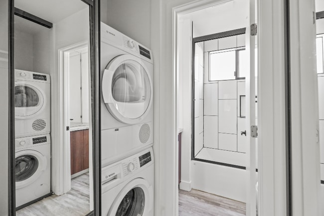 Photo - 2814 Sichel St Unit 2