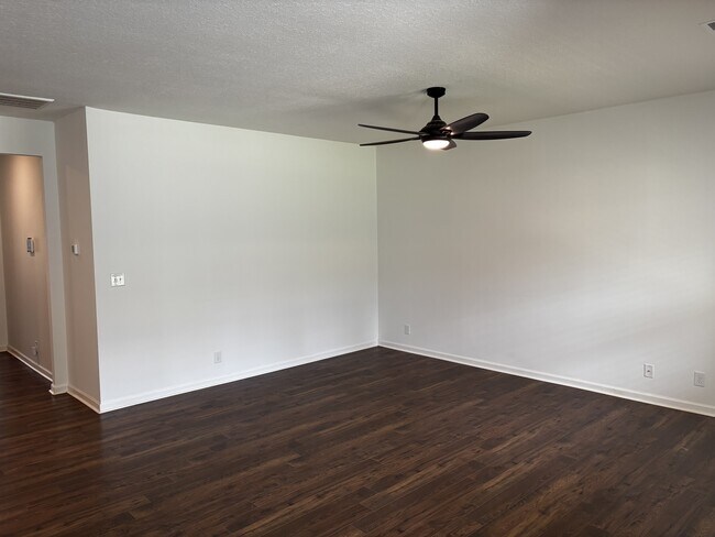 Photo - 2732 Minuteman Ln