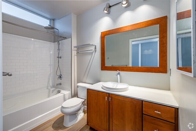 1BR, 1BA - 650SF - Bathroom