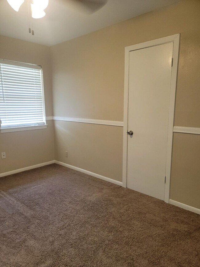Building Photo - 4 Bedroom 2 Bath in The Avenues