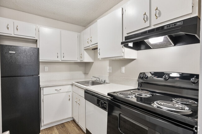 1BR, 1BA - 684SF - Kitchen - Center Pointe