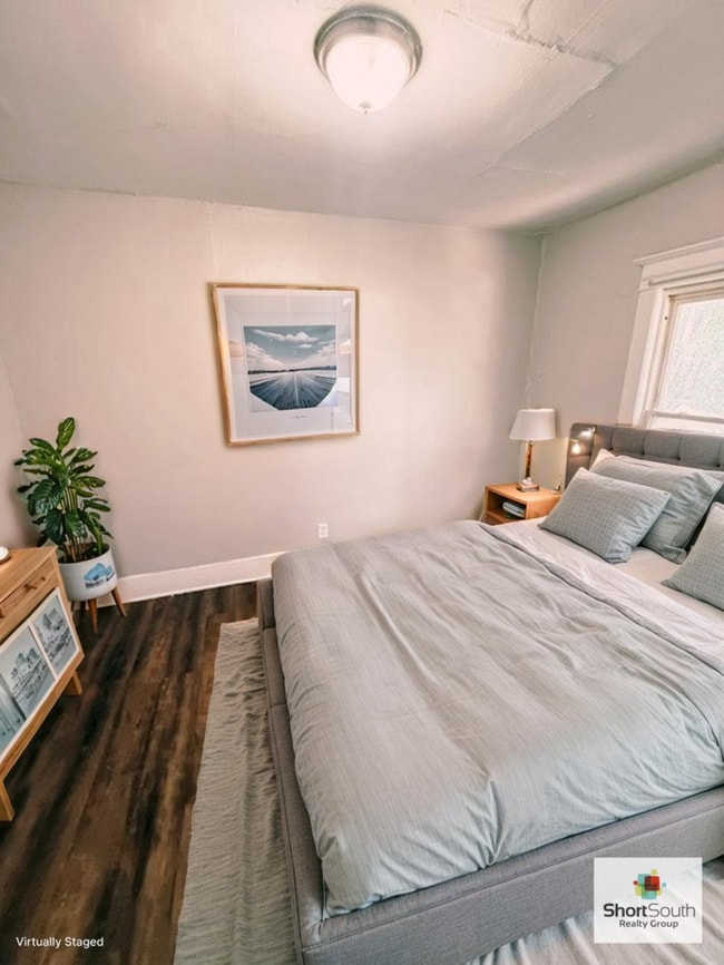 Photo - Updated 2 bed 1 bath upper apartment