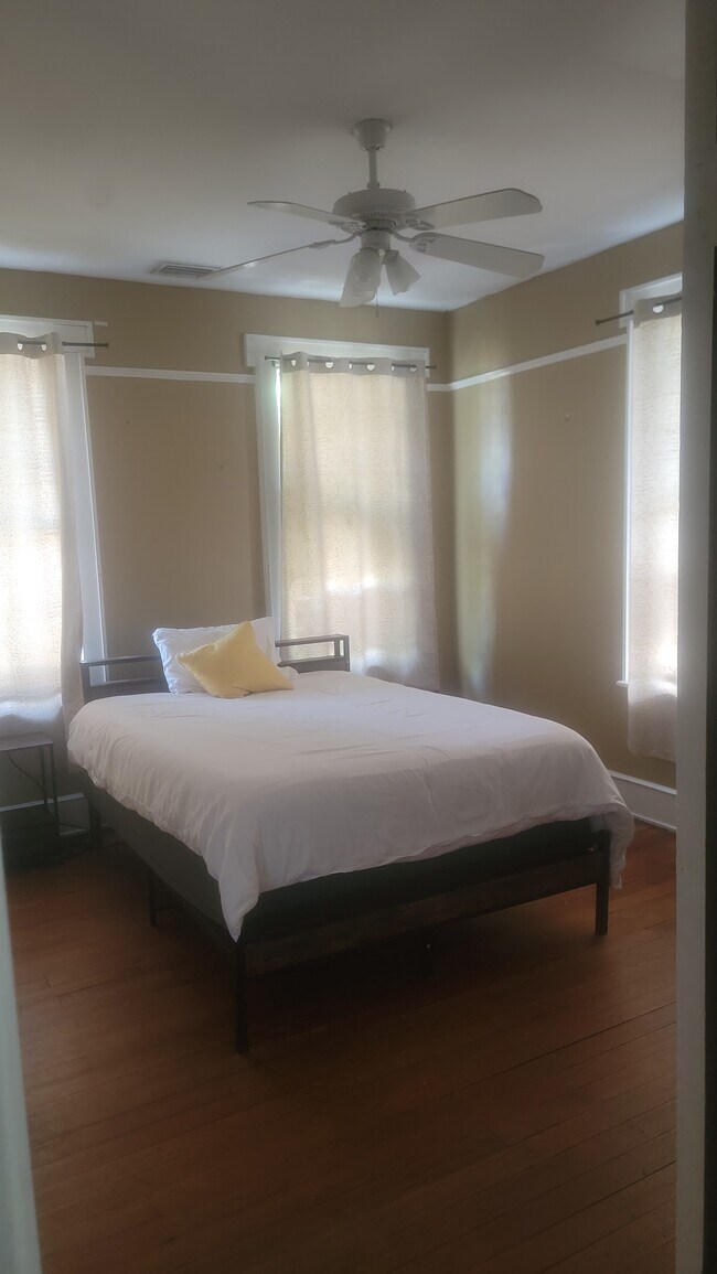 Photo - 146 W 6th St