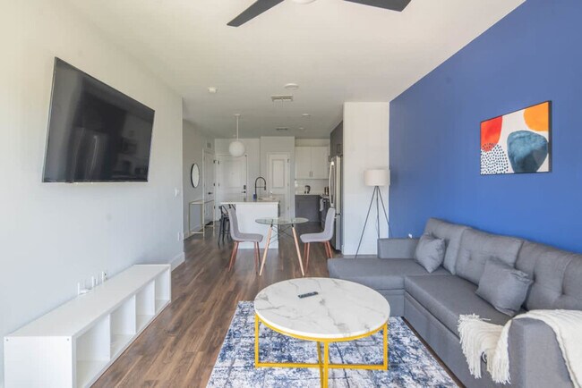 Photo - 688 W 1st St Unidad ID1263088P