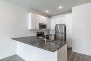 1BR, 1BA Penthouse - 1,000 SF