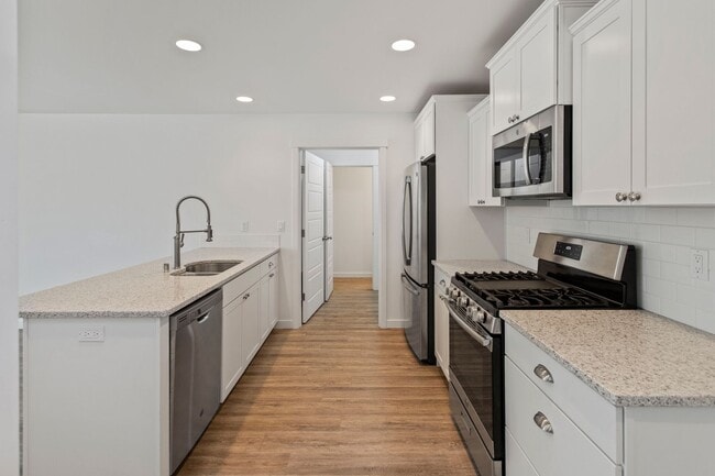 Photo - 4 Bed 2.5 Bath - Townhome - Hillcrest - NA...