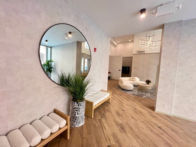733 W Pratt