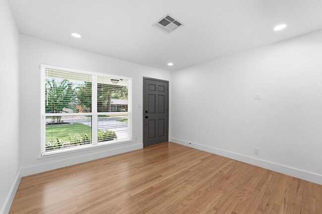 2014 Woodcrest Dr