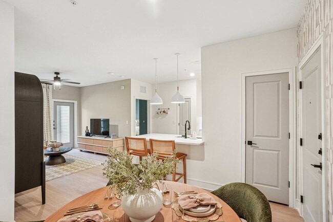 Comedor y península de cocina con espacio para sentarse y vista a la sala de estar - Solay Cape Coral