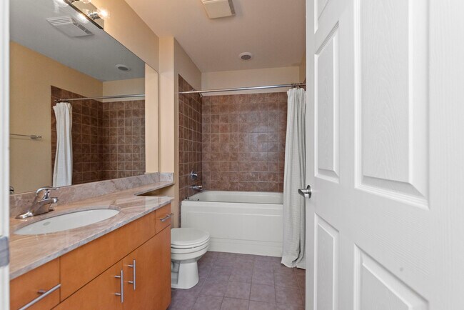 Photo - 1040 W Adams St Unidad 610