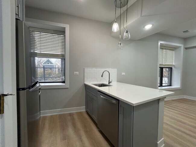 Photo - 423 W Belden Ave