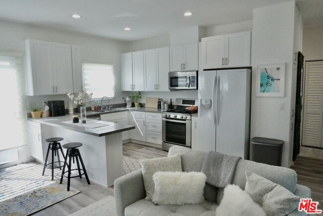 Photo - 1157 S Point View St