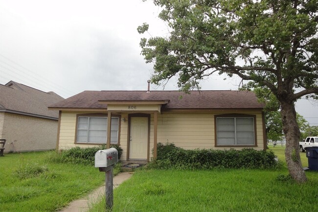 Building Photo - 806 N Avenue B