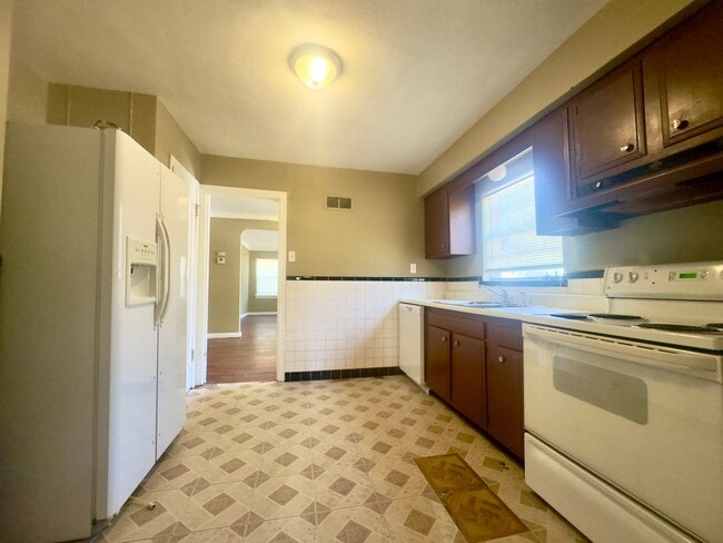 Photo - SECTION 8 IS GLADLY ACCEPTED 3 Bed 1.5 Bat...